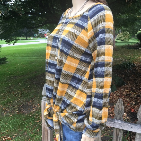 TIE FRONT PLAID TOP - Picture 4 of 7